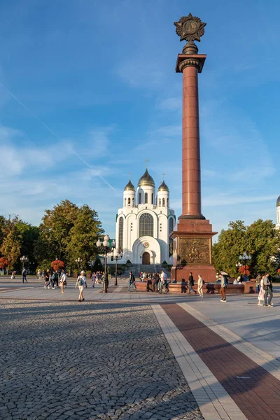 Plaza de la Victoria en Kaliningrado. emblema ruso en la parte superior de la — Foto de Stock