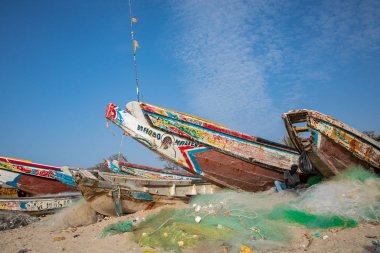 Tanji, Gambiya - 21 Kasım 2019: Geleneksel balıkçı tekneleri
