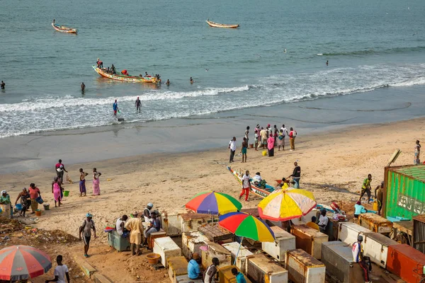 Serrekunda, The Gambia - 21 november 2019: Scen med män och — Stockfoto