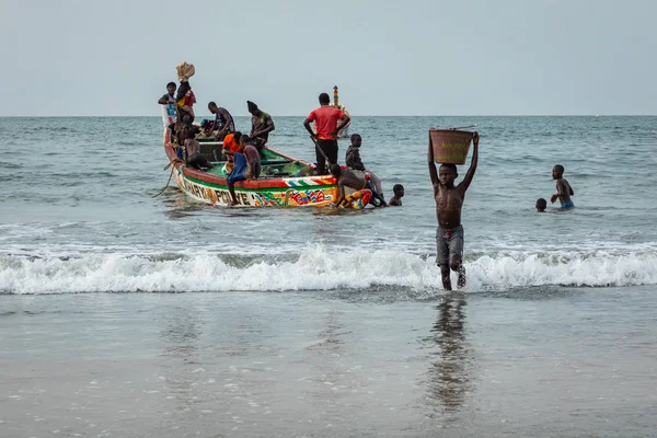 Serrekunda, The Gambia - 21 november 2019: Scen med män och — Stockfoto