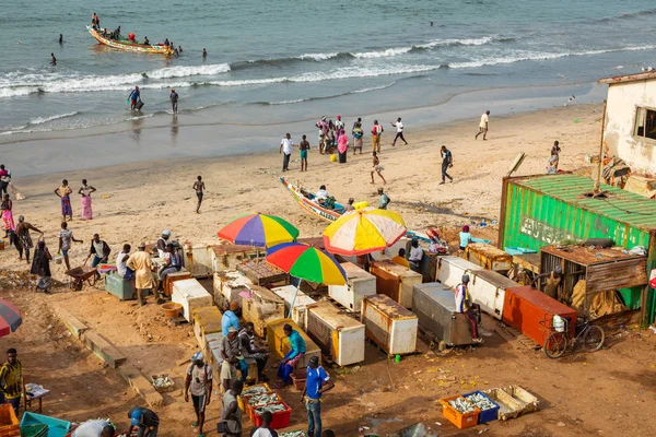 Serrekunda, The Gambia - 2019年11月21日:男性と女性とのシーン — ストック写真