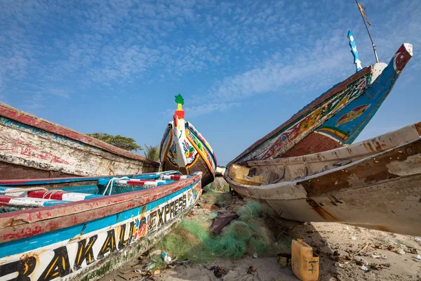 TANJI, GAMBIA - 21 de noviembre de 2019: Barcos pesqueros tradicionales — Foto de Stock