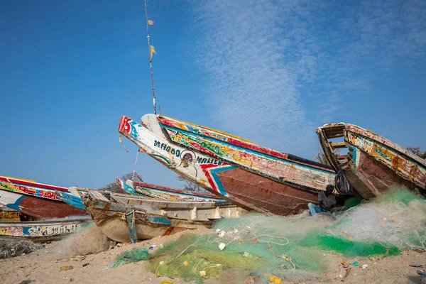 TANJI, A GÂMBIA - NOVEMBRO 21, 2019: Barcos de pesca tradicionais — Fotografia de Stock