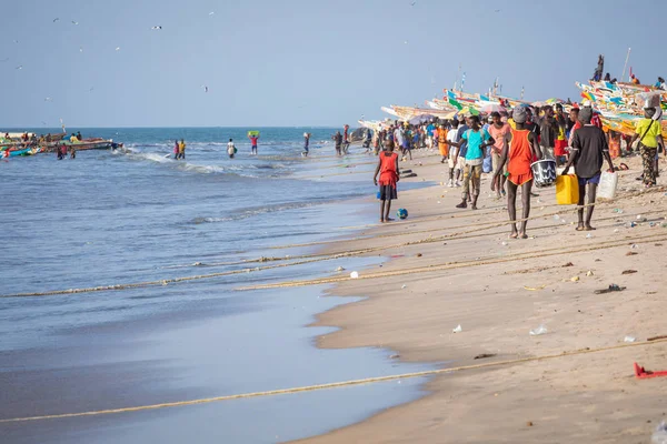 TANJI, THE GAMBIA - NOVEMBER 21, 2019: Scene with men and women — ストック写真