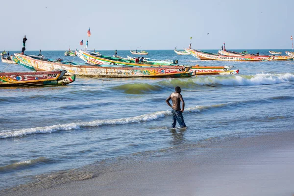 Tanji, The Gambia - 21 november 2019: Scen med män och kvinnor — Stockfoto