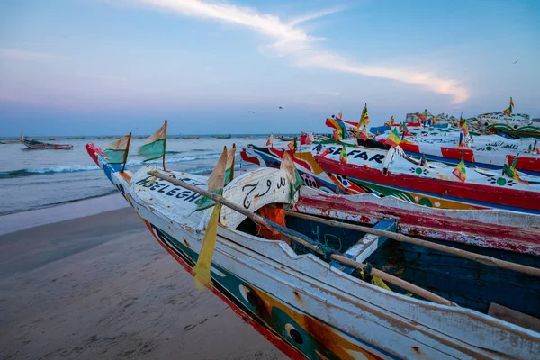 TANJI, A GÂMBIA - NOVEMBRO 21, 2019: Barcos de pesca tradicionais — Fotografia de Stock
