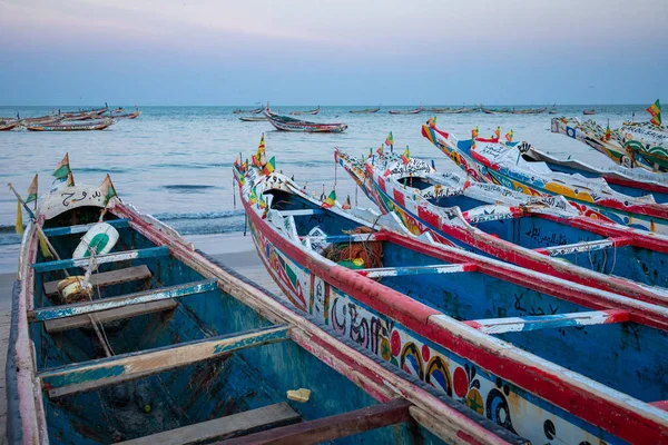 TANJI, A GÂMBIA - NOVEMBRO 21, 2019: Barcos de pesca tradicionais — Fotografia de Stock