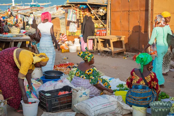 Tanji, Gambia - 21 november 2019: Scène met mannen en vrouwen — Stockfoto