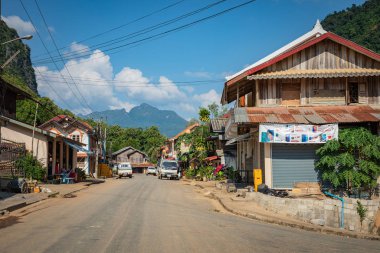Nong Khiaw, Laos - 14 Ekim 2019: Köydeki bir yol manzarası