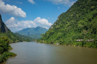 Dağlar ve Nong Khiaw nehri manzarası. Kuzey Laos. Güneydoğu