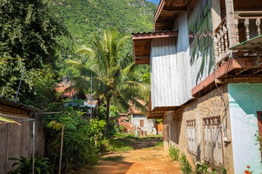 Nong Khiaw, Laos - 14 Ekim 2019: Köydeki bir yol manzarası