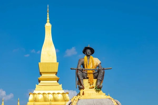 VIENTIANE, LAOS - 17 DE OCTUBRE DE 2019: El templo de Luang —  Fotos de Stock