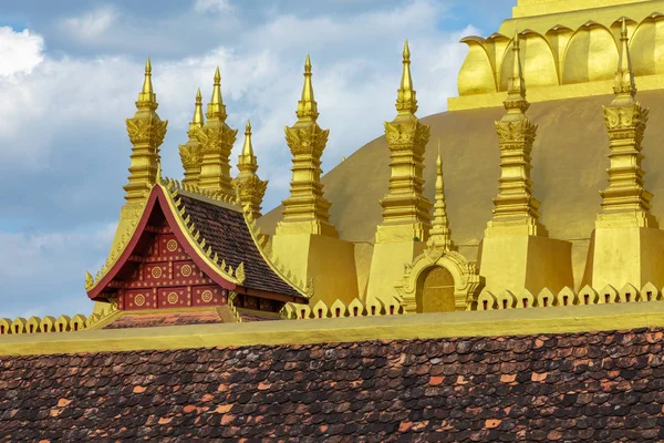 VIENTIANE, LAOS - OUTUBRO 17, 2019: Pha That Luang temple - The — Fotografia de Stock