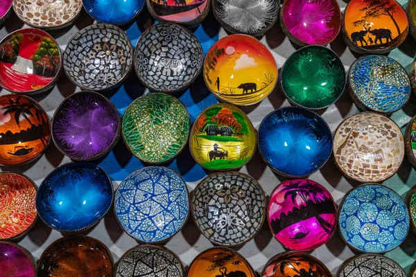 Souvenir kleurrijk gelakte schalen op de markt bij Luang Praban — Stockfoto