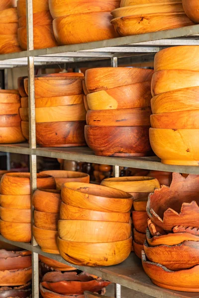 老挝卢安普拉邦市场上的木制纪念品碗 — 图库照片