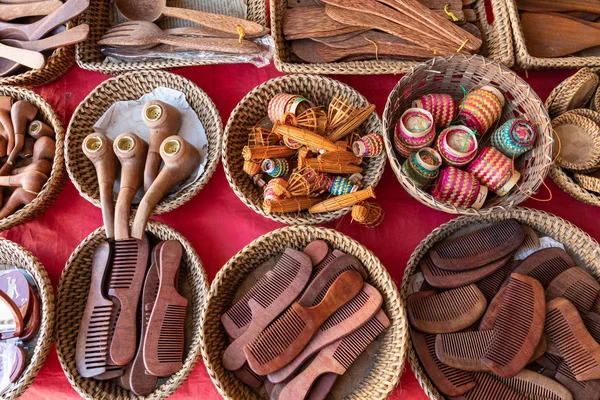 Souvenir bols en bois sur le marché de Luang Prabang au Laos. Ho ! — Photo