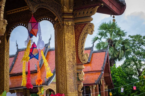 Dekoration stjärna lykta vid buddhist tempel. Festivalen i Luang Pr — Stockfoto