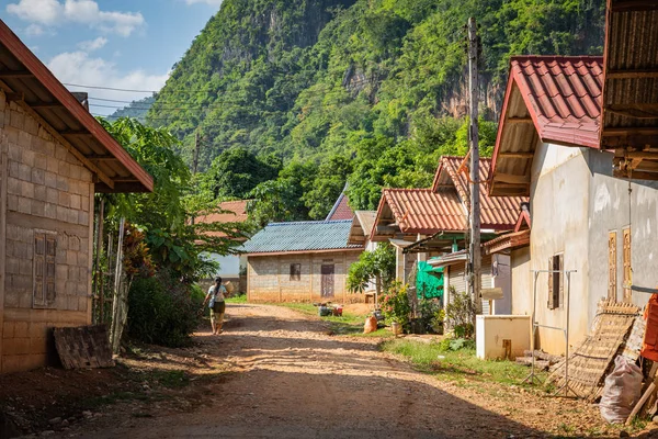 Nong Khiaw, Laosz - 2019. október 14.: Út megtekintése egy faluban — Stock Fotó