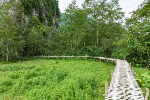 Treppe zur Patok-Höhle in nong khiaw - laos — Stockfoto