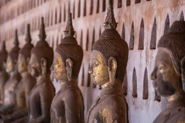 Laos, Starý Buddha image ve Wat Sisaket populární místo k návštěvě — Stock fotografie