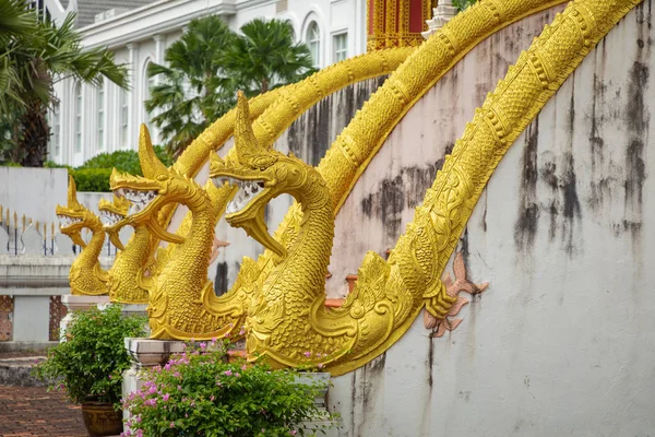 Haw Phra Kaew 'daki ejderha heykelleri, Ho Prakeo, Hor olarak da yazılır. — Stok fotoğraf