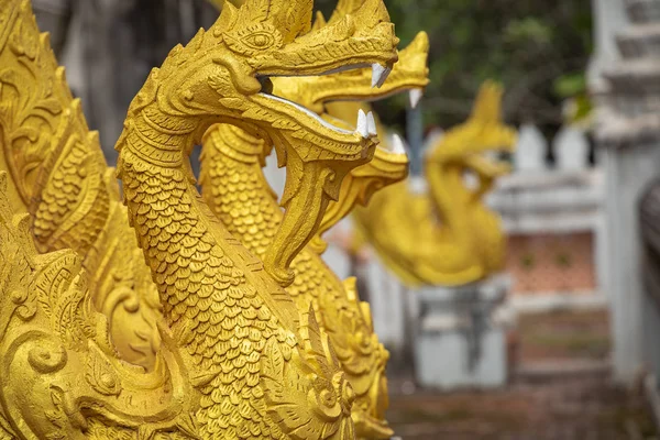 Estatuas de dragones en Haw Phra Kaew, también escrito como Ho Prakeo, Hor —  Fotos de Stock