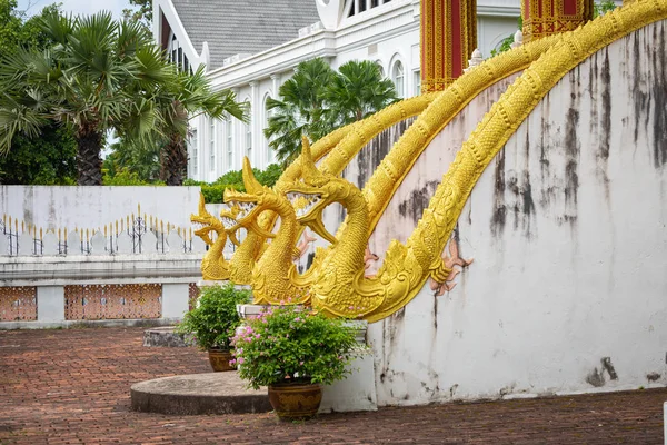 Статуи драконов в Haw Phra Kaew, также написаны как Ho Prakeo, Hor — стоковое фото