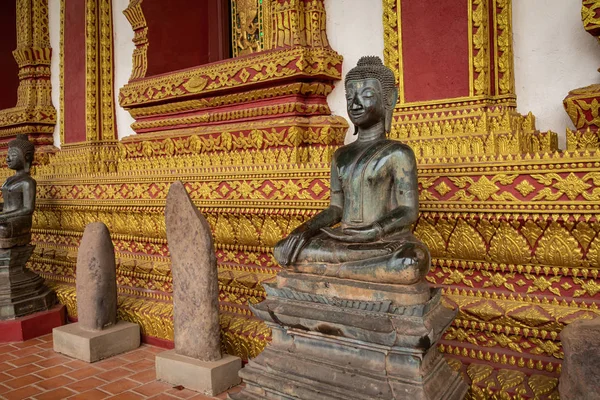 A Arquitetura e a Imagem do Buda Antigo e o Detalhe da Escultura — Fotografia de Stock