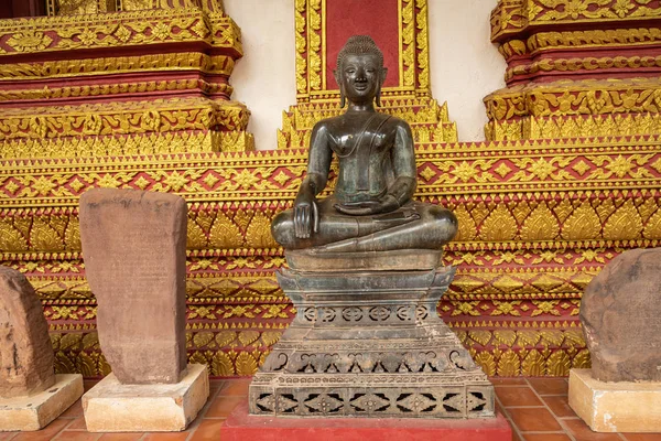 La arquitectura y la antigua imagen de Buda y detalle de escultura o — Foto de Stock