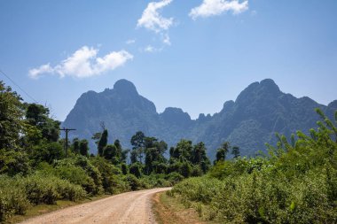 Tropik köy Vang Vieng, Laos. Yeşil avuç içleri.