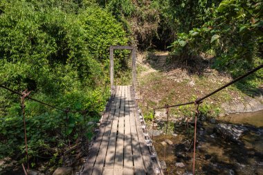 Kaeng Yuy şelalesi Vang Vieng, Laos 'ta. Güneydoğu Asya. 
