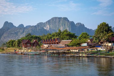 Vang Vieng 'deki köy ve dağ Laos ve Nam Song rive, Lao