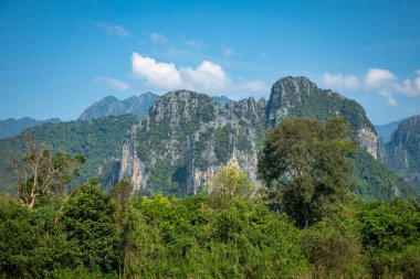 Tropik köy Vang Vieng, Laos. Yeşil avuç içleri.