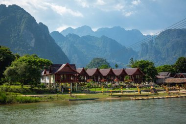 Vang Vieng 'deki köy ve dağ Laos ve Nam Song rive, Lao