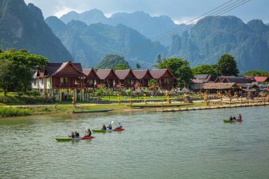 Vang Vieng 'deki köy ve dağ Laos ve Nam Song rive, Lao