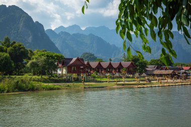 Vang Vieng 'deki köy ve dağ Laos ve Nam Song rive, Lao