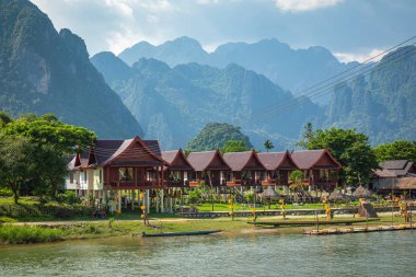Vang Vieng 'deki köy ve dağ Laos ve Nam Song rive, Lao
