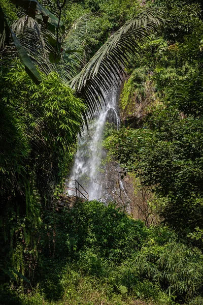 Cachoeira Kaeng Yuy em Vang Vieng, Laos. Sudeste Asiático . — Fotografia de Stock