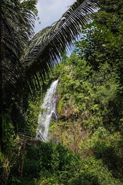 Kaeng Yuy cascada en Vang Vieng, Laos. Asia Sudoriental . — Foto de Stock