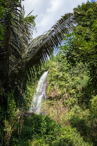 Cachoeira Kaeng Yuy em Vang Vieng, Laos. Sudeste Asiático . — Fotografia de Stock