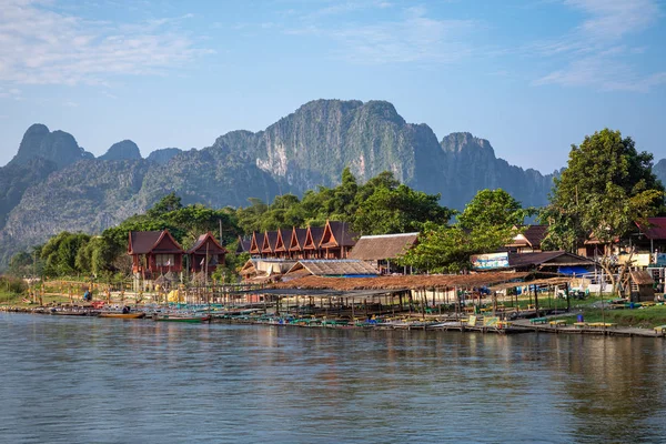 Village and mountain in Vang Vieng, Laos and Nam Song rive, Lao — стоковое фото