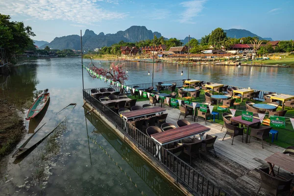 Village och berg i Vang Vieng, Laos och Nam Song rive, Lao — Stockfoto