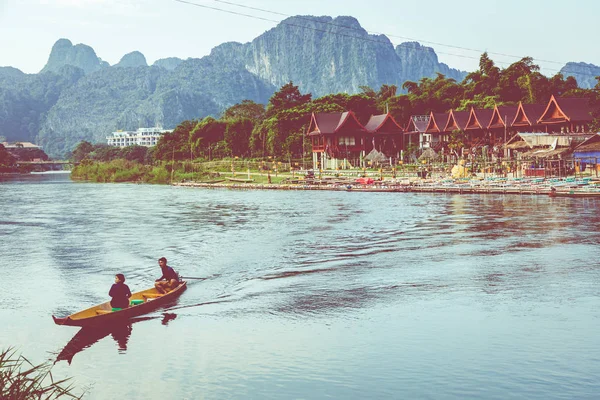 Village och berg i Vang Vieng, Laos och Nam Song rive, Lao — Stockfoto