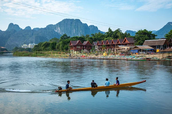 Village and mountain in Vang Vieng, Laos and Nam Song rive, Lao — стоковое фото