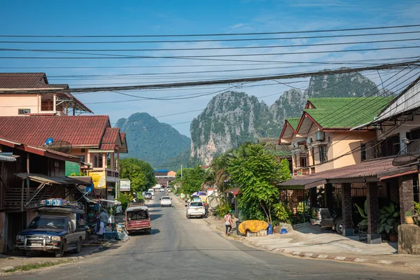 Utsikt över en av huvudvägarna i staden Vang Vieng, Laos. — Stockfoto