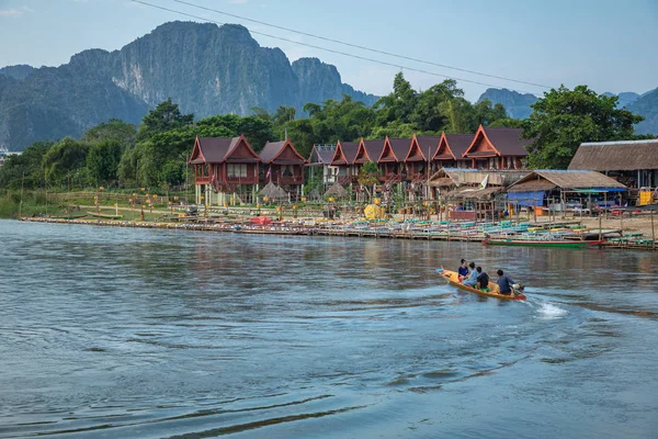 Villaggio e montagna a Vang Vieng, Laos e Nam Song rive, Lao — Foto Stock