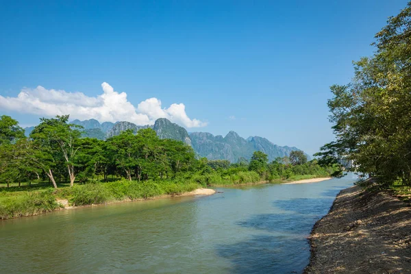 Vang Vieng 'deki köy ve dağ Laos ve Nam Song rive, Lao — Stok fotoğraf