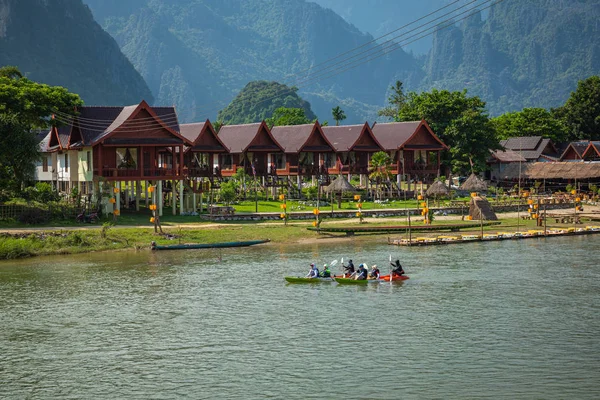 Village and mountain in Vang Vieng, Laos and Nam Song rive, Lao — стоковое фото