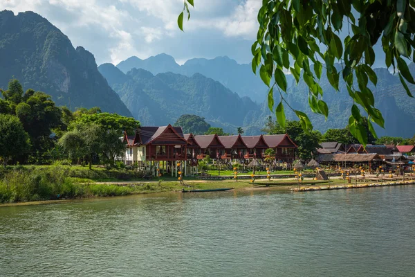 Village och berg i Vang Vieng, Laos och Nam Song rive, Lao — Stockfoto