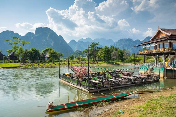 Pueblo y montaña en Vang Vieng, Laos y Nam Song rive, Lao — Foto de Stock